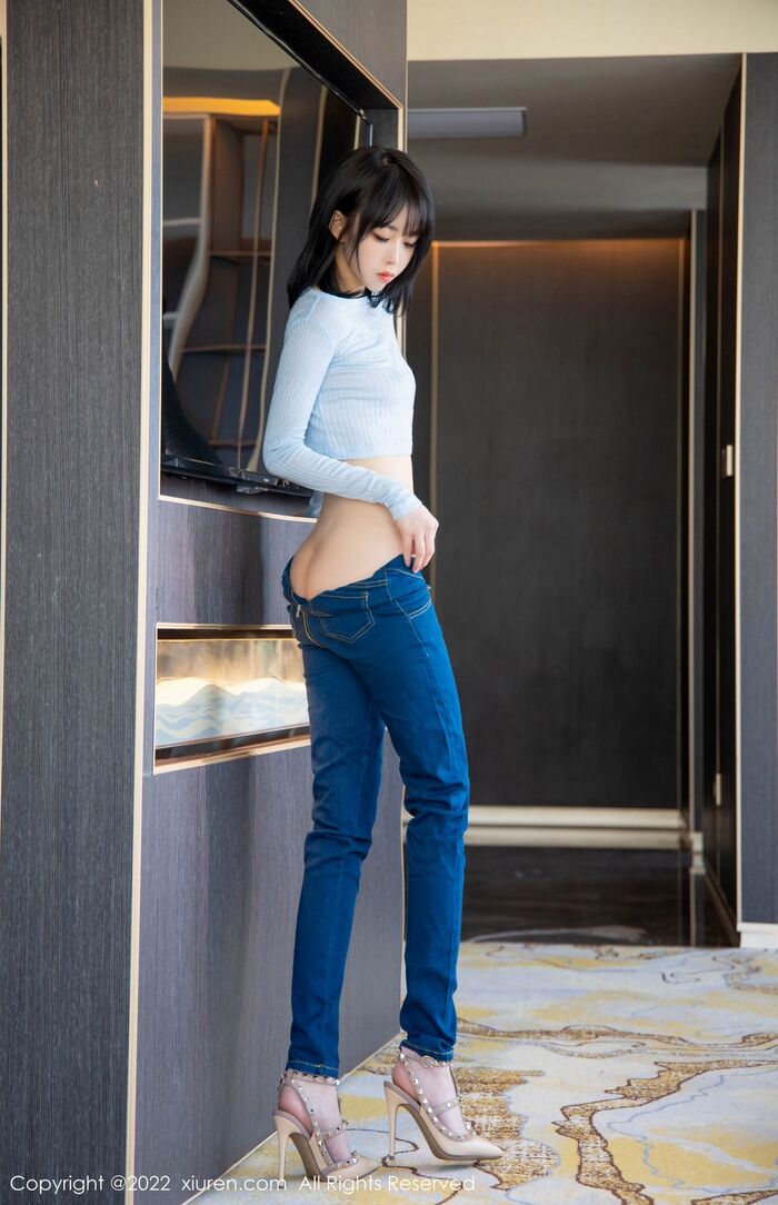 XiuRen第4584期_模特奶瓶蓝色外套配牛仔裤私房半脱秀浑圆翘臀极致诱惑写真94P 15th image
