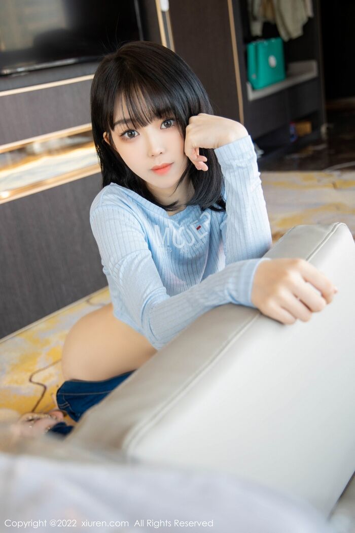 XiuRen第4584期_模特奶瓶蓝色外套配牛仔裤私房半脱秀浑圆翘臀极致诱惑写真94P 28th image