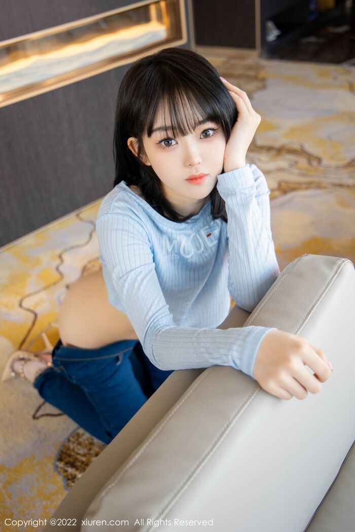 XiuRen第4584期_模特奶瓶蓝色外套配牛仔裤私房半脱秀浑圆翘臀极致诱惑写真94P 31th image