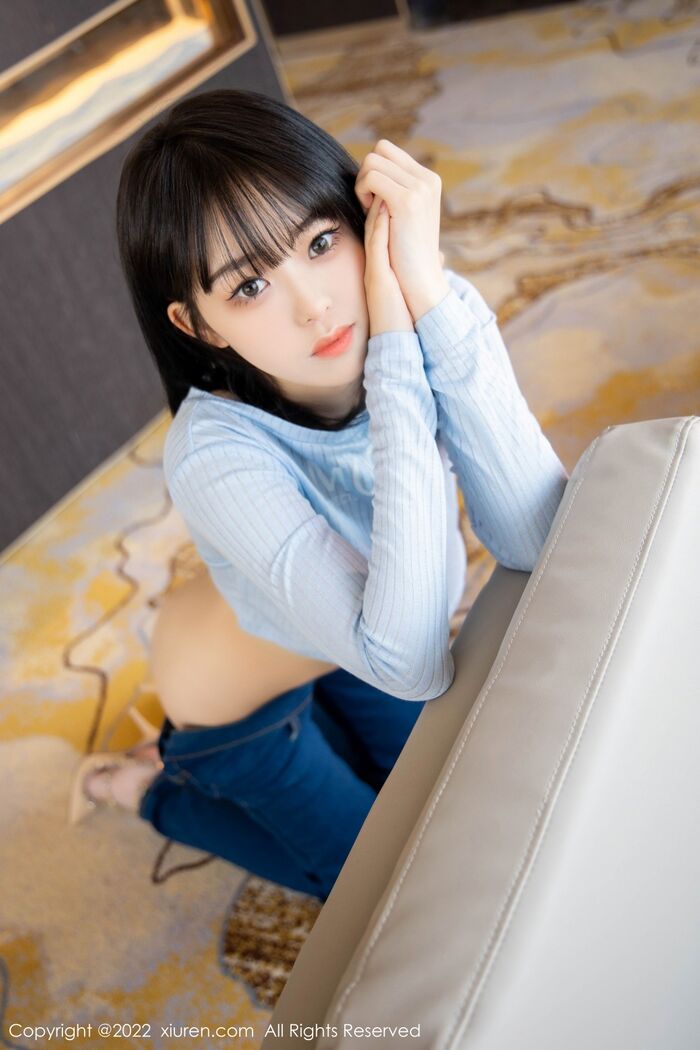 XiuRen第4584期_模特奶瓶蓝色外套配牛仔裤私房半脱秀浑圆翘臀极致诱惑写真94P 33th image