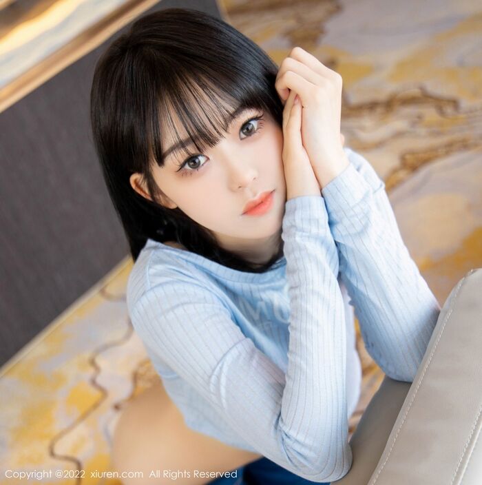 XiuRen第4584期_模特奶瓶蓝色外套配牛仔裤私房半脱秀浑圆翘臀极致诱惑写真94P 35th image