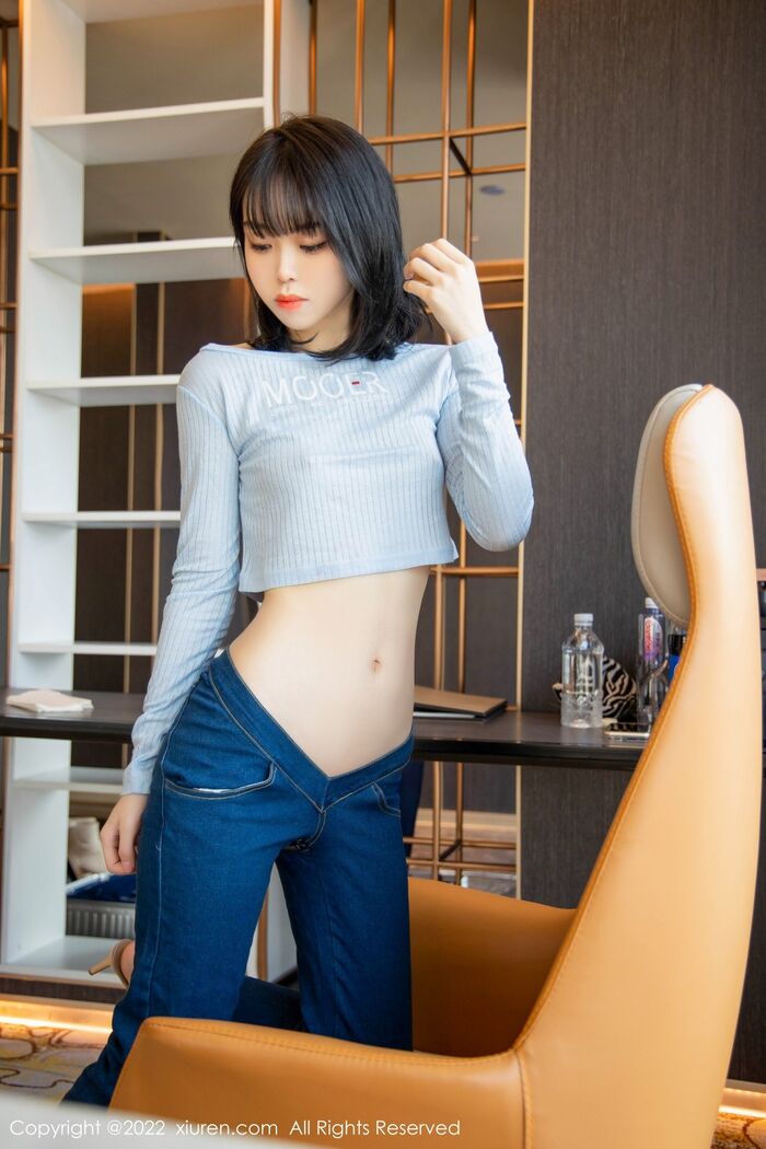 XiuRen第4584期_模特奶瓶蓝色外套配牛仔裤私房半脱秀浑圆翘臀极致诱惑写真94P 39th image