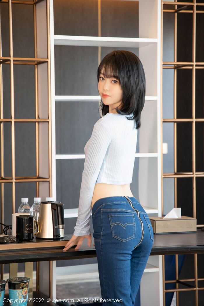XiuRen第4584期_模特奶瓶蓝色外套配牛仔裤私房半脱秀浑圆翘臀极致诱惑写真94P 4th image