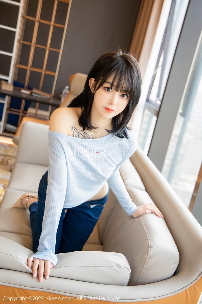XiuRen第4584期_模特奶瓶蓝色外套配牛仔裤私房半脱秀浑圆翘臀极致诱惑写真94P 51th image