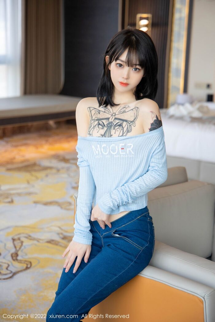 XiuRen第4584期_模特奶瓶蓝色外套配牛仔裤私房半脱秀浑圆翘臀极致诱惑写真94P 60th image
