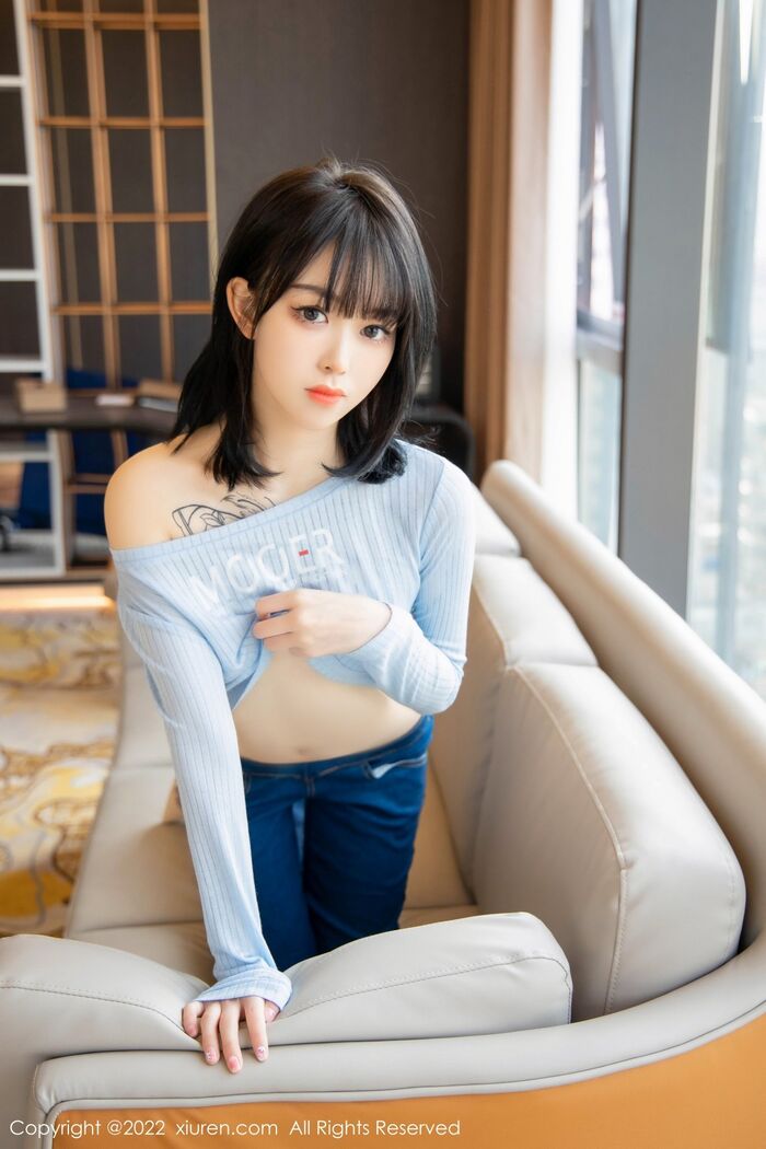 XiuRen第4584期_模特奶瓶蓝色外套配牛仔裤私房半脱秀浑圆翘臀极致诱惑写真94P 66th image