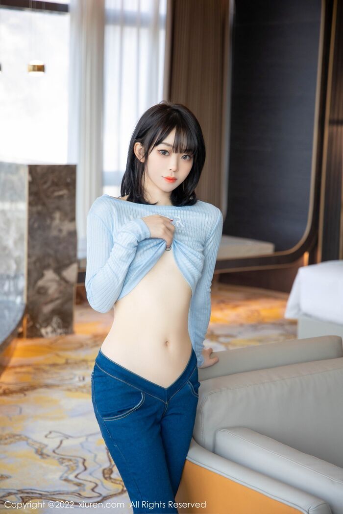 XiuRen第4584期_模特奶瓶蓝色外套配牛仔裤私房半脱秀浑圆翘臀极致诱惑写真94P 79th image