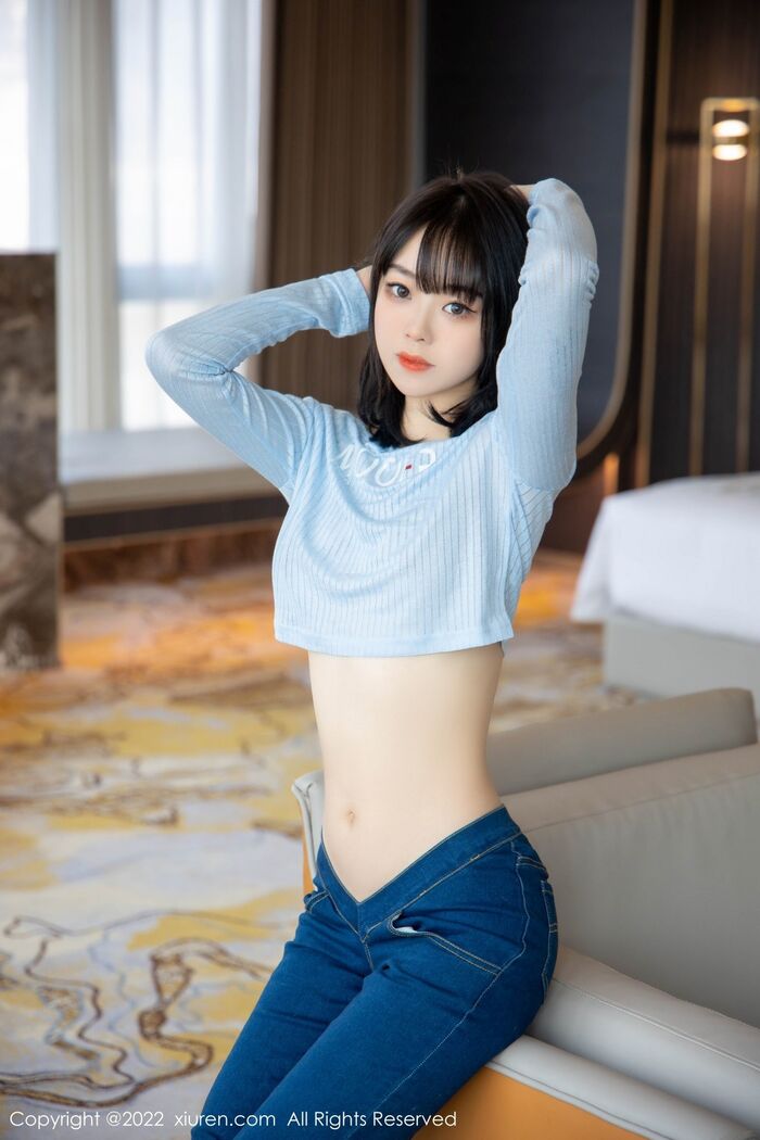 XiuRen第4584期_模特奶瓶蓝色外套配牛仔裤私房半脱秀浑圆翘臀极致诱惑写真94P 81th image