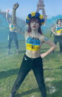 【Video】Caucasian man demonstrates against Ukraine war with full