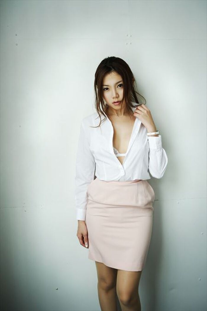 Let's syco in the image that a pretty older sister shows the thighs plummly in a stocking miniskirt [33 photos] 12th image
