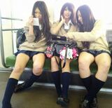 手鏡持ってるJK盗撮エロ画像23枚！髪型や化粧崩れを気にするおませな女子高生まとめ