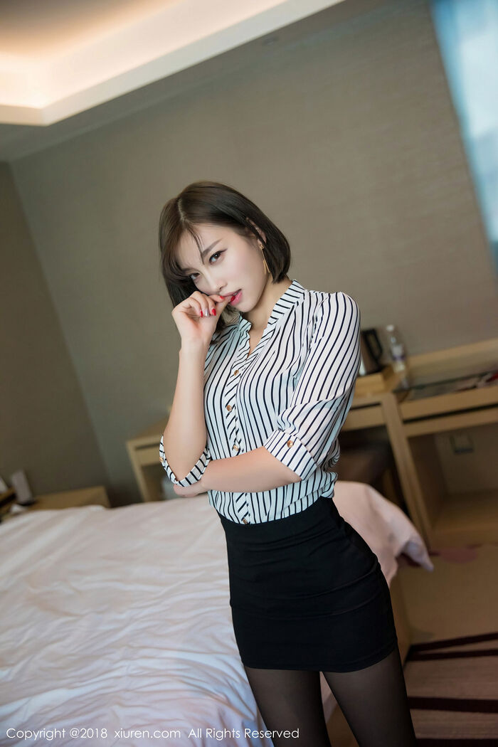 XiuRen第1013期_甜美女神杨晨晨sugar居家职场女性黑短裙配黑丝袜妩媚性感写真52P 23th image