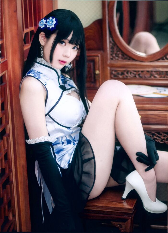 Weibo sister 纸霜月shimo illusion golden bottle plum lord 题私房性感白旗袍半撩秀白嫩美腿撩人诱惑Photo 26P 10th image