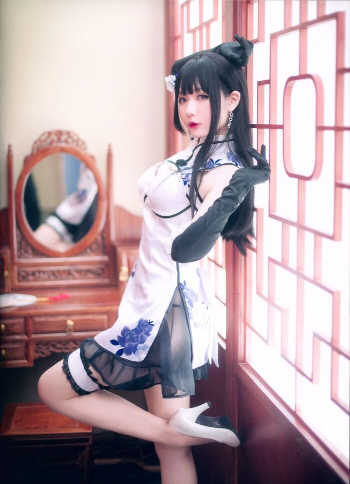 Weibo sister 纸霜月shimo illusion golden bottle plum lord 题私房性感白旗袍半撩秀白嫩美腿撩人诱惑Photo 26P 14th image