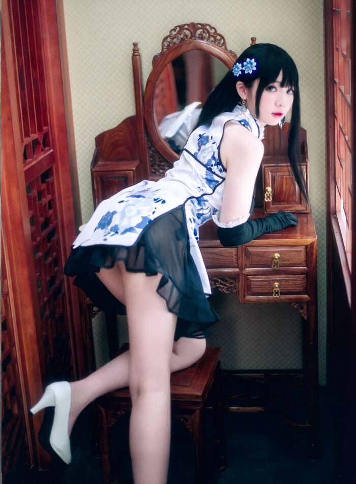 Weibo sister 纸霜月shimo illusion golden bottle plum lord 题私房性感白旗袍半撩秀白嫩美腿撩人诱惑Photo 26P 15th image