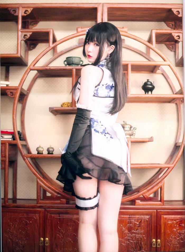 Weibo sister 纸霜月shimo illusion golden bottle plum lord 题私房性感白旗袍半撩秀白嫩美腿撩人诱惑Photo 26P 18th image