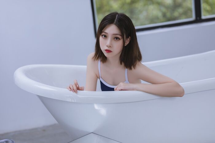 网络美女许岚LAN泳池死库水主题性感紧身死库水配白丝袜秀完美身材诱惑Photo 40P 7th image