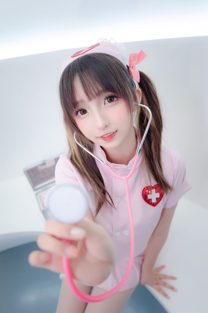 萝莉美女神楽坂真冬白丝护士身心平衡主题性感粉色护士装配超薄白丝诱惑Photo 150P 10th image