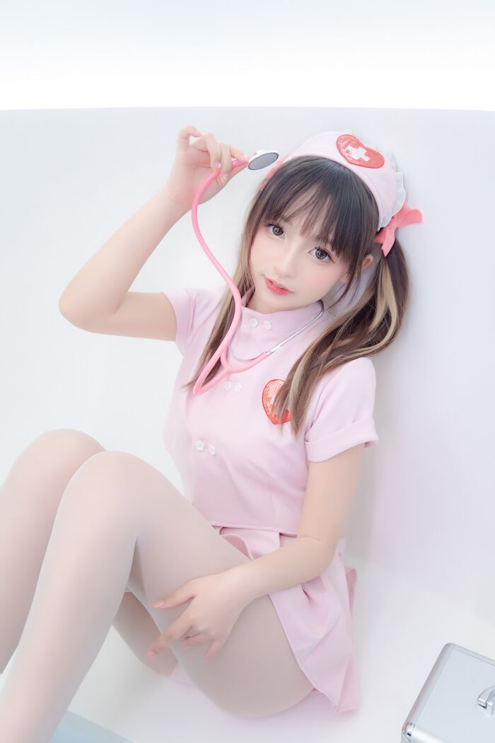 萝莉美女神楽坂真冬白丝护士身心平衡主题性感粉色护士装配超薄白丝诱惑Photo 150P 121th image