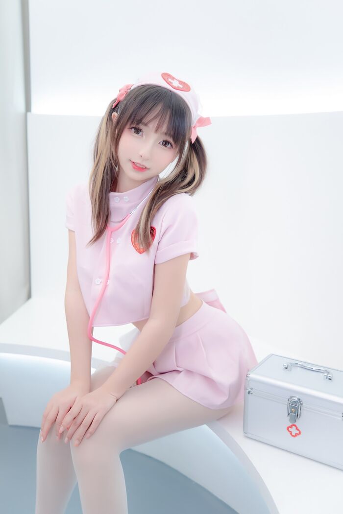 萝莉美女神楽坂真冬白丝护士身心平衡主题性感粉色护士装配超薄白丝诱惑Photo 150P 122th image