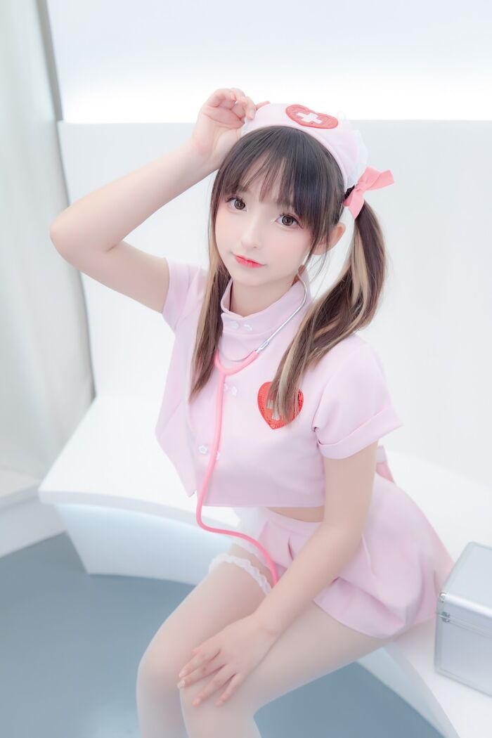 萝莉美女神楽坂真冬白丝护士身心平衡主题性感粉色护士装配超薄白丝诱惑Photo 150P 123th image