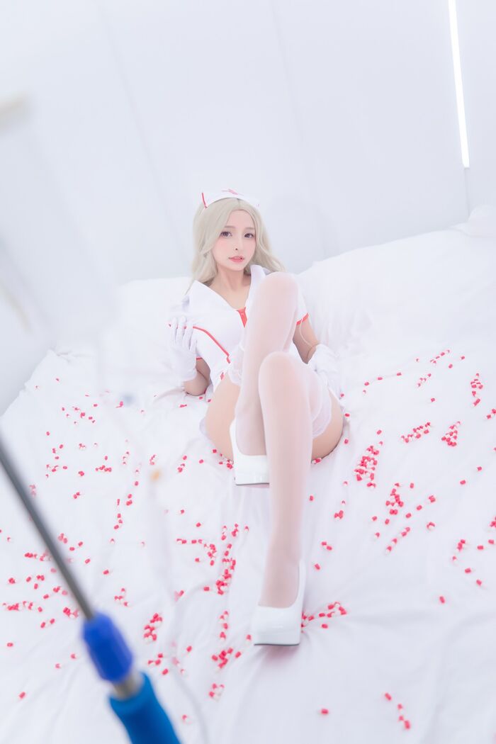 萝莉美女神楽坂真冬白丝护士身心平衡主题性感粉色护士装配超薄白丝诱惑Photo 150P 15th image