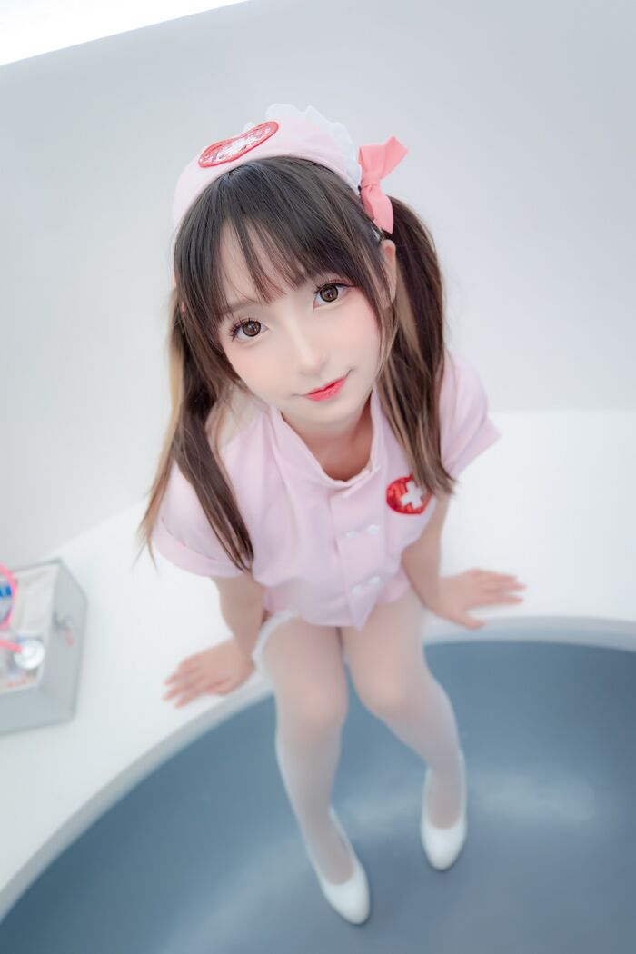 萝莉美女神楽坂真冬白丝护士身心平衡主题性感粉色护士装配超薄白丝诱惑Photo 150P 67th image