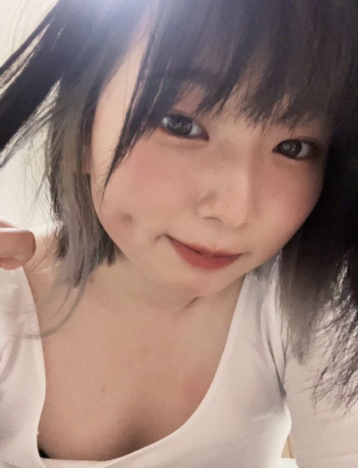 Erotic video selfie of a college girl exposing her face and spreading it with her fingers 3th image