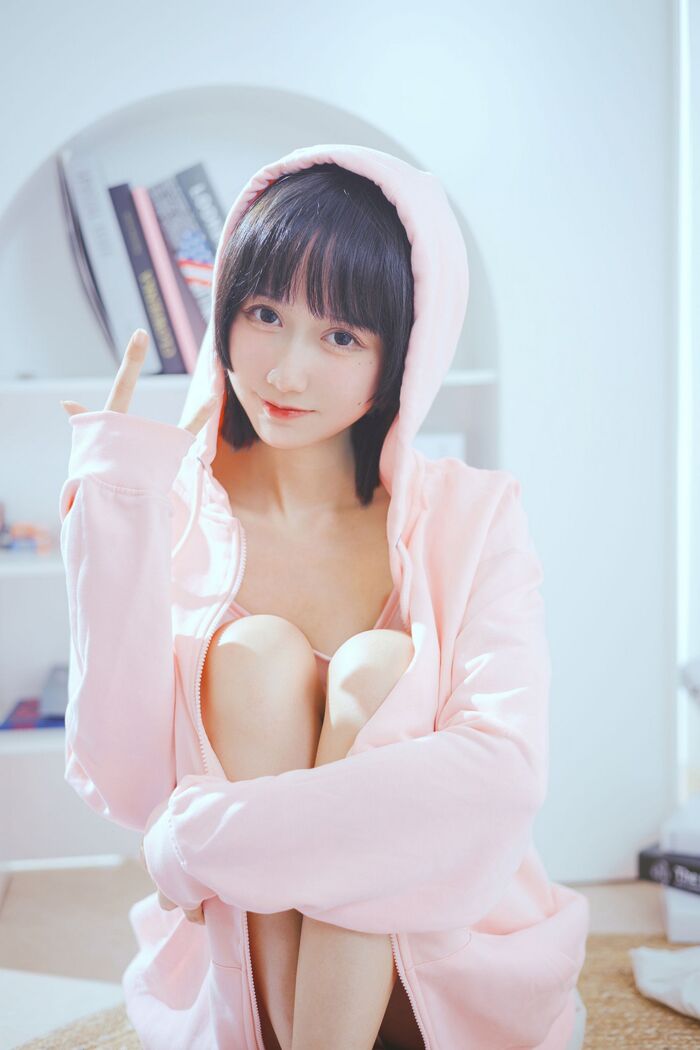 萌系小姐姐木绵绵OwO贝斯与妹妹主题私房吊带小背心配运动内裤性感迷人写真53P 24th image