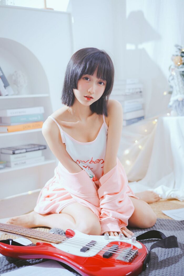 萌系小姐姐木绵绵OwO贝斯与妹妹主题私房吊带小背心配运动内裤性感迷人写真53P 25th image