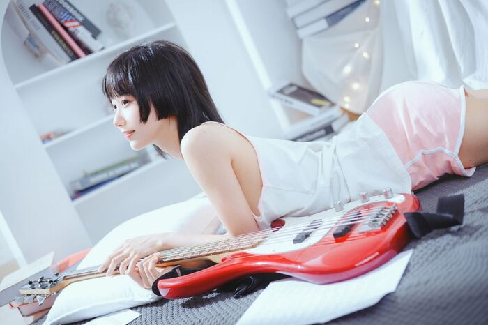 萌系小姐姐木绵绵OwO贝斯与妹妹主题私房吊带小背心配运动内裤性感迷人写真53P 29th image