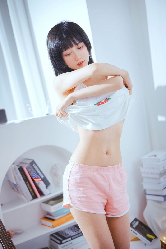萌系小姐姐木绵绵OwO贝斯与妹妹主题私房吊带小背心配运动内裤性感迷人写真53P 31th image