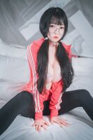 韩国妹子 Alam 粉红色运动衫主题私房半脱vacuum dew-dewyū 傲人豪milk遮点撩人诱惑Photo 78P