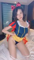 Moe sister Na Shio Chi Nice White Snow 公主主题私房低chest 连身裙半脱露傲人豪milk遮点极致诱惑Photo 31P