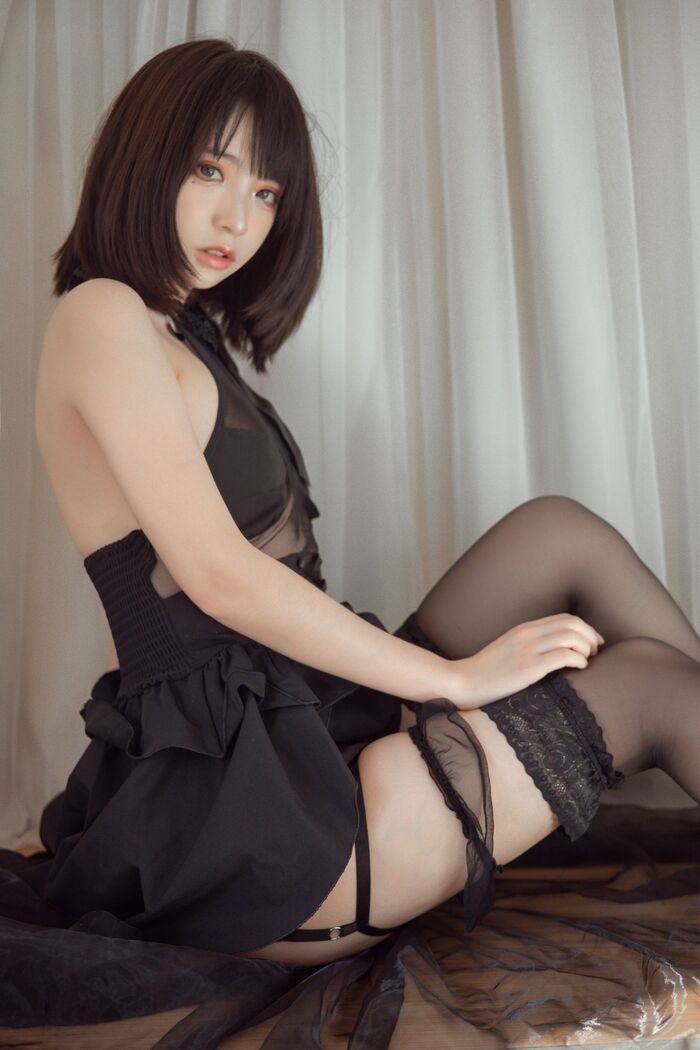 网络美女疯猫s民宿黑裙主题私房撩裙露透视内裤配黑丝吊袜惹火诱惑Photo 40P 16th image