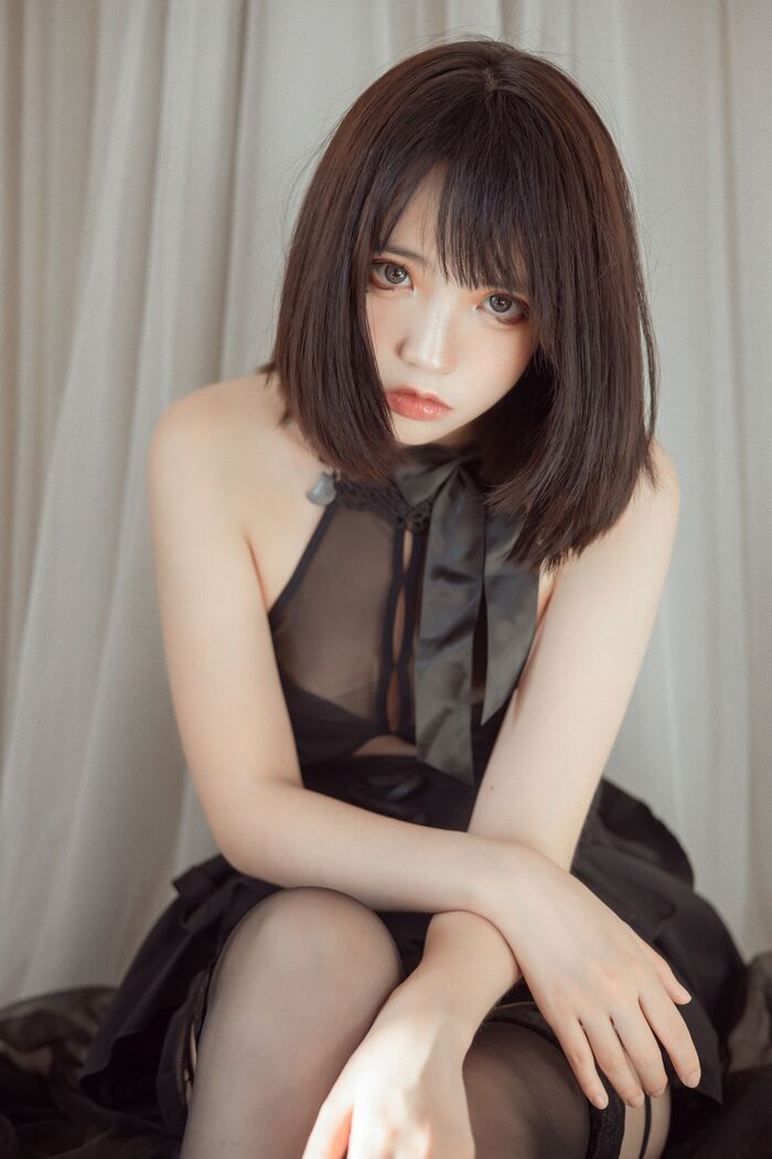 网络美女疯猫s民宿黑裙主题私房撩裙露透视内裤配黑丝吊袜惹火诱惑Photo 40P 23th image