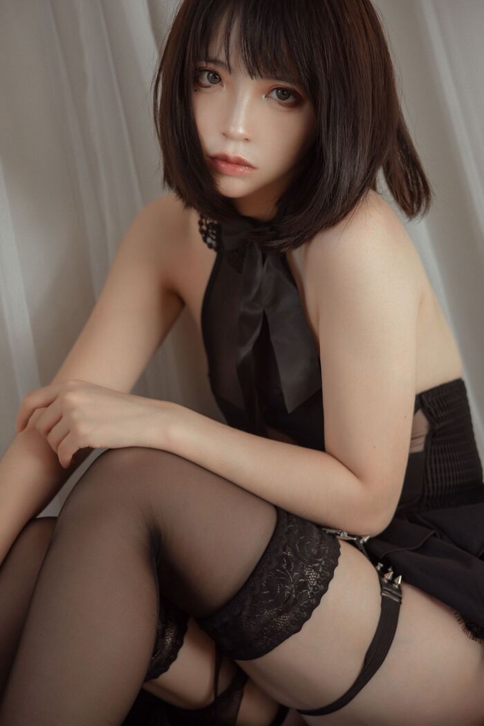 网络美女疯猫s民宿黑裙主题私房撩裙露透视内裤配黑丝吊袜惹火诱惑Photo 40P 34th image
